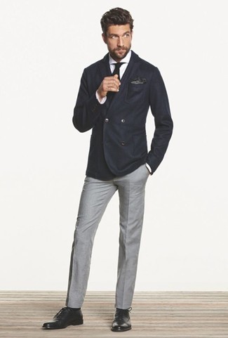 Какие оксфорды носить с темно-синим двубортным пиджаком в теплую погоду в деловом стиле: Темно-синий двубортный пиджак в паре с серыми классическими брюками поможет создать запоминающийся мужской образ. Любишь дерзкие решения? Можешь закончить свой ансамбль оксфордами.
