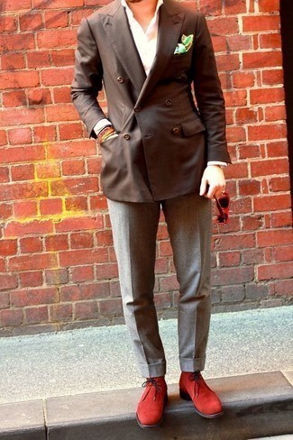 Модный лук: темно-коричневый двубортный пиджак, белая классическая рубашка, серые классические брюки, красные замшевые ботинки дезерты