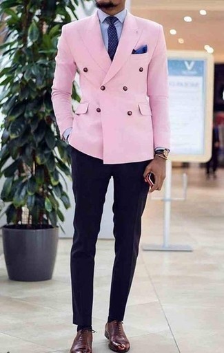 Какие классические рубашки носить с ярко-розовым двубортным пиджаком мужчине в теплую погоду: Несмотря на то, что этот образ выглядит довольно консервативно, тандем ярко-розового двубортного пиджака и классической рубашки является постоянным выбором современных джентльменов, пленяя при этом сердца представительниц прекрасного пола. В сочетании с этим образом прекрасно будут смотреться темно-красные кожаные оксфорды.