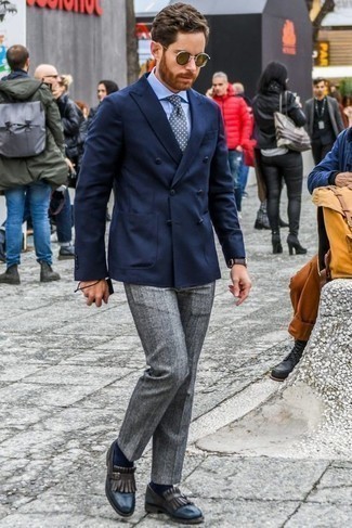 Как носить темно-синий двубортный пиджак с темно-серыми классическими брюками мужчине: Несмотря на то, что это достаточно консервативный образ, дуэт темно-синего двубортного пиджака и темно-серых классических брюк приходится по вкусу стильным мужчинам, непременно покоряя при этом сердца прекрасных дам. Чтобы лук не получился слишком зализанным, можно надеть темно-синие кожаные лоферы c бахромой.