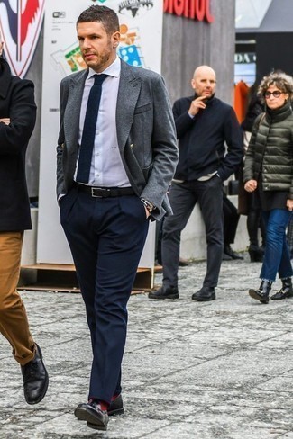 Какие лоферы носить с темно-синими классическими брюками мужчине: Серый двубортный пиджак и темно-синие классические брюки — великолепный лук для светского мероприятия. Этот лук идеально дополнят лоферы.