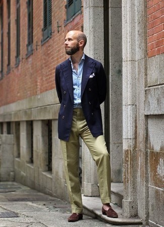 Как носить лоферы с двубортным пиджаком мужчине: Сочетание двубортного пиджака и оливковых классических брюк — воплощение делового городского стиля. Лоферы помогут сделать лук не таким официальным.