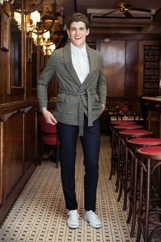 С чем носить темно-сине-зеленые классические брюки в 20 лет мужчине в деловом стиле: Несмотря на то, что это весьма консервативный образ, лук из темно-зеленого двубортного пиджака в шотландскую клетку и темно-сине-зеленых классических брюк является постоянным выбором современных джентльменов, неминуемо пленяя при этом сердца женщин. Ты сможешь легко приспособить такой лук к повседневным делам, дополнив его белыми низкими кедами из плотной ткани.