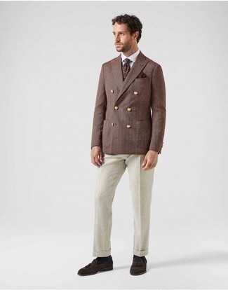 С чем носить коричневый двубортный пиджак мужчине: Комбо из коричневого двубортного пиджака и бежевых классических брюк поможет воссоздать строгий деловой стиль. Любишь экспериментировать? Тогда дополни лук темно-коричневыми замшевыми лоферами с кисточками.