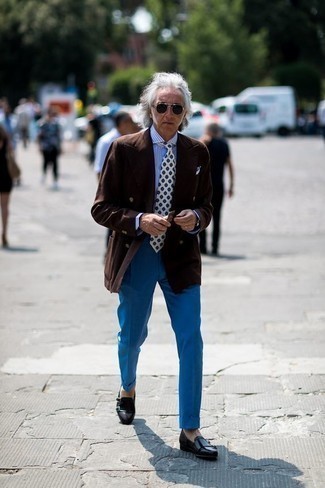 С чем носить темно-коричневый двубортный пиджак за 50 лет мужчине: Любой мужчина будет выглядеть безукоризненно в темно-коричневом двубортном пиджаке и синих классических брюках. Черные кожаные монки с двумя ремешками позволят сделать лук не таким строгим.
