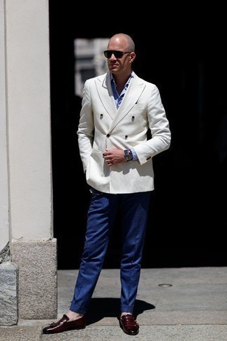 Какие лоферы носить с белым двубортным пиджаком мужчине: Сочетание белого двубортного пиджака и темно-синих классических брюк поможет создать стильный и изысканный образ. Такой образ легко адаптировать к повседневным делам, если надеть в паре с ним лоферы.