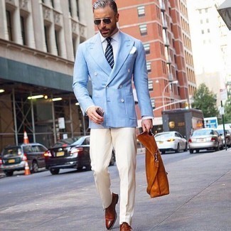 Как носить оксфорды с двубортным пиджаком за 40 лет: Комбо из двубортного пиджака и белых классических брюк позволит реализовать элегантный мужской стиль. Этот ансамбль отлично дополнят оксфорды.