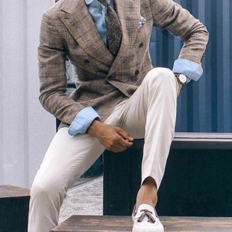 Модный лук: коричневый двубортный пиджак, голубая классическая рубашка, белые классические брюки, бежевые замшевые лоферы с кисточками