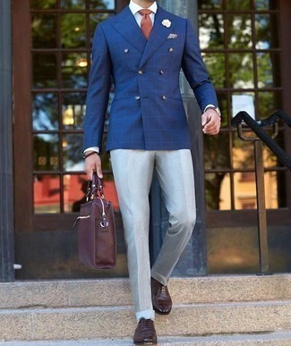 Как носить темно-синий пиджак с серыми классическими брюками в 30 лет мужчине: Несмотря на то, что этот ансамбль кажется весьма сдержанным, тандем темно-синего пиджака и серых классических брюк является постоянным выбором стильных мужчин, покоряя при этом дамские сердца. Темно-коричневые кожаные оксфорды неплохо дополнят этот образ.