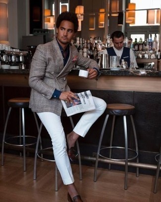 Модный лук: серый двубортный пиджак в шотландскую клетку, темно-синяя классическая рубашка, белые классические брюки, коричневые кожаные лоферы