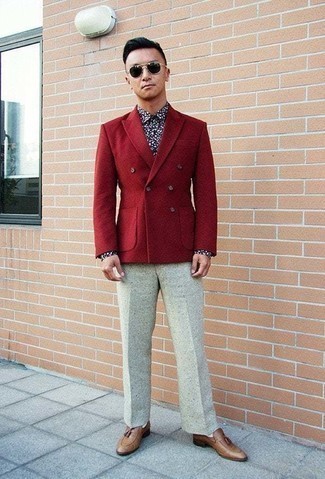 С чем носить темно-красный двубортный пиджак в 30 лет мужчине лето: Темно-красный двубортный пиджак и серые шерстяные классические брюки — воплощение строгого мужского стиля в одежде. Чтобы добавить в образ чуточку авантюрности , на ноги можно надеть коричневые кожаные лоферы с кисточками. Переносить мучительную летнюю жару будет гораздо проще, когда на тебе такое сочетание одежды.