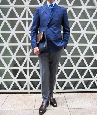 Как носить синий двубортный пиджак с серыми классическими брюками мужчине: Несмотря на то, что этот образ довольно-таки классический, дуэт синего двубортного пиджака и серых классических брюк всегда будет нравиться джентльменам, но также покоряет при этом дамские сердца. Подбирая обувь, можно немного поэкспериментировать и завершить лук темно-коричневыми кожаными монками с двумя ремешками.