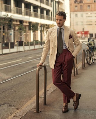 С чем носить красные классические брюки мужчине: Бежевый двубортный пиджак в сочетании с красными классическими брюками позволит примерить на себя элегантный стиль. Чтобы образ не получился слишком зализанным, можно надеть коричневые кожаные лоферы с кисточками.