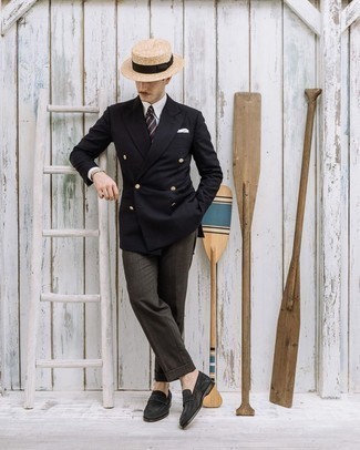 С чем носить бежевую соломенную шляпу в 30 лет мужчине в теплую погоду в деловом стиле: Черный двубортный пиджак и бежевая соломенная шляпа — классный вариант для расслабленного, но модного мужского ансамбля. Любители необычных луков могут завершить образ черными замшевыми лоферами, тем самым добавив в него толику нарядности.