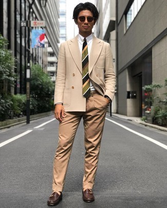 С чем носить оливковый галстук в горизонтальную полоску мужчине: Комбо из бежевого двубортного пиджака и оливкового галстука в горизонтальную полоску позволит реализовать элегантный стиль. Дополни образ темно-коричневыми кожаными монками, если не хочешь, чтобы он получился слишком строгим.