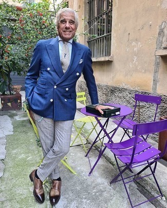 С чем носить темно-серые классические брюки за 60 лет мужчине: Сочетание синего двубортного пиджака и темно-серых классических брюк позволит создать модный и мужественный образ. Создать красивый контраст с остальными вещами из этого образа помогут коричневые кожаные монки с двумя ремешками.