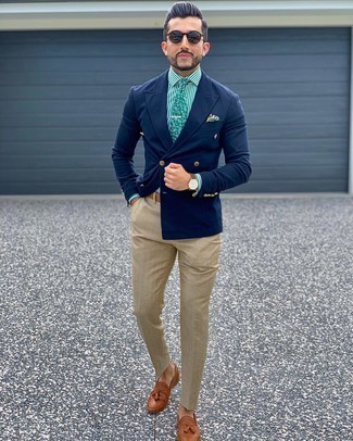 С чем носить мятный галстук мужчине: Темно-синий двубортный пиджак выглядит великолепно в сочетании с мятным галстуком. Чтобы привнести в образ толику фривольности , на ноги можно надеть табачные кожаные лоферы с кисточками.