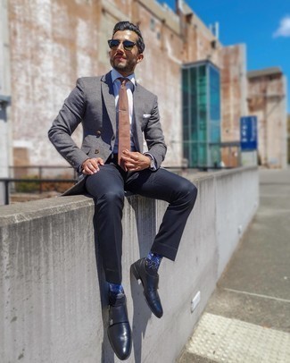 С чем носить коричневый галстук в 30 лет мужчине в теплую погоду в деловом стиле: Серый двубортный пиджак в клетку и коричневый галстук позволят создать незабываемый мужской образ. Такой образ несложно адаптировать к повседневным реалиям, если дополнить его темно-синими кожаными монками с двумя ремешками.