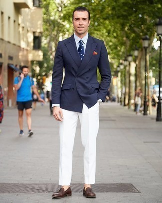 С чем носить бело-синюю классическую рубашку в вертикальную полоску мужчине в деловом стиле: Бело-синяя классическая рубашка в вертикальную полоску и белые классические брюки — превосходный пример элегантного мужского стиля в одежде. Весьма выигрышно здесь выглядят коричневые кожаные лоферы.