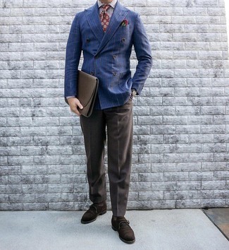 Как носить бело-синюю классическую рубашку в вертикальную полоску с темно-синим пиджаком в 30 лет мужчине лето: Темно-синий пиджак в сочетании с бело-синей классической рубашкой в вертикальную полоску позволит составить модный и изысканный образ. Если ты любишь использовать в своих ансамблях разные стили, из обуви можешь надеть темно-коричневые замшевые монки. В знойный летний день в таком ансамбле будет легко и не жарко.