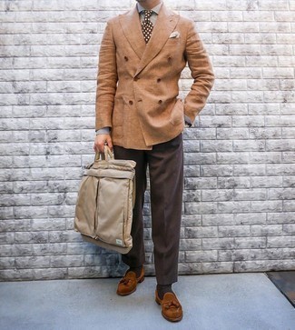 Как носить светло-коричневый двубортный пиджак с коричневыми классическими брюками в 30 лет мужчине в деловом стиле: Сочетание светло-коричневого двубортного пиджака и коричневых классических брюк позволит воссоздать элегантный стиль. Создать красивый контраст с остальными элементами этого образа помогут коричневые замшевые лоферы с кисточками.