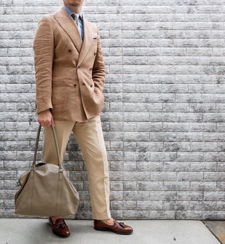 Какие классические брюки носить с светло-коричневым двубортным пиджаком мужчине: Светло-коричневый двубортный пиджак и классические брюки — хороший лук для светского мероприятия. Чтобы ансамбль не получился слишком претенциозным, можешь дополнить его коричневыми кожаными лоферами с кисточками.