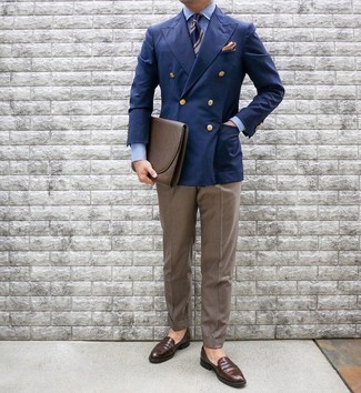 Какие двубортные пиджаки носить с коричневыми классическими брюками мужчине в теплую погоду: Двубортный пиджак в паре с коричневыми классическими брюками позволит составить модный и привлекательный лук. Такой лук легко адаптировать к повседневным реалиям, если надеть в сочетании с ним коричневые кожаные лоферы.