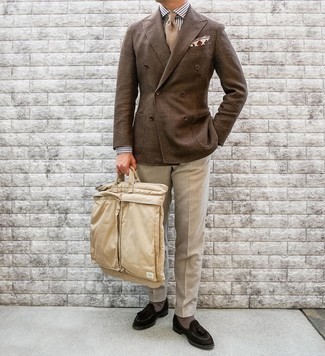 С чем носить светло-коричневый галстук в 30 лет мужчине в деловом стиле: Коричневый двубортный пиджак в сочетании со светло-коричневым галстуком позволит составить модный и в то же время утонченный лук. Такой лук несложно адаптировать к повседневным нуждам, если завершить его темно-коричневыми замшевыми лоферами с кисточками.