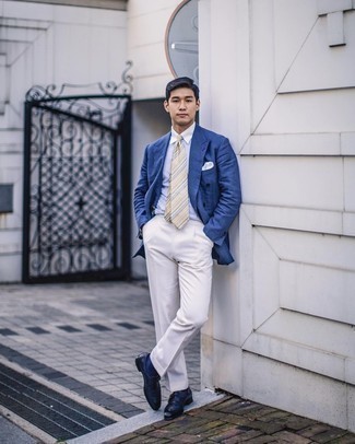 Какие двубортные пиджаки носить с синими монками в теплую погоду в деловом стиле: Двубортный пиджак и белые классические брюки помогут создать выразительный мужской лук. Тебе нравятся дерзкие решения? Дополни свой лук синими монками.
