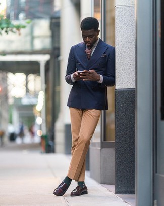 Какие лоферы носить с светло-коричневыми классическими брюками мужчине в деловом стиле: Любой джентльмен будет выглядеть превосходно в темно-синем двубортном пиджаке и светло-коричневых классических брюках. Если сочетание несочетаемого импонирует тебе не меньше, чем безвременная классика, дополни этот лук лоферами.