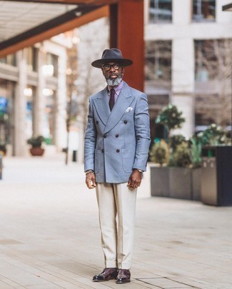 С чем носить синюю шляпу мужчине: Если ты делаешь ставку на комфорт и практичность, голубой двубортный пиджак в шотландскую клетку и синяя шляпа — классный вариант для стильного мужского лука на каждый день. Что касается обуви, можно отдать предпочтение классике и выбрать темно-пурпурные кожаные оксфорды.