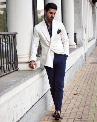 Какие лоферы носить с белым пиджаком мужчине: В белом пиджаке и темно-синих классических брюках можно пойти на свидание в хороший ресторан или в театр или оперу. В паре с этим луком наиболее уместно смотрятся лоферы.