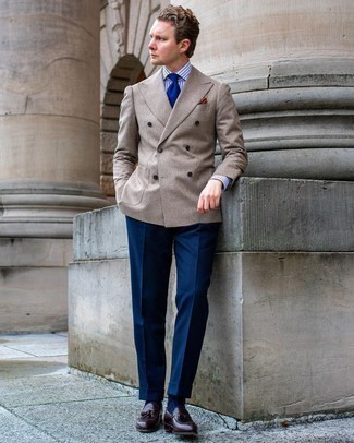 С чем носить светло-коричневый шерстяной двубортный пиджак в 30 лет мужчине в теплую погоду: Несмотря на то, что это классический образ, дуэт светло-коричневого шерстяного двубортного пиджака и темно-синих классических брюк неизменно нравится стильным мужчинам, пленяя при этом дамские сердца. Ты можешь легко приспособить такой образ к повседневным нуждам, надев темно-коричневыми кожаными лоферами с кисточками.