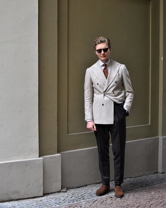Как носить серый двубортный пиджак с темно-коричневыми замшевыми лоферами в 30 лет мужчине: Серый двубортный пиджак и черные классические брюки — отличный пример элегантного стиля. Ты сможешь легко приспособить такой лук к повседневным нуждам, закончив его темно-коричневыми замшевыми лоферами.