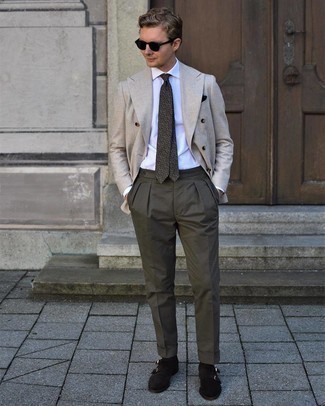 С чем носить светло-коричневый двубортный пиджак мужчине лето в деловом стиле: Светло-коричневый двубортный пиджак в сочетании с оливковыми классическими брюками — образец элегантного стиля. Ты сможешь легко адаптировать такой ансамбль к повседневным делам, надев темно-коричневыми замшевыми монками с двумя ремешками. Такой лук обеспечивает комфорт в ношении в жару.