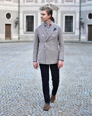 Как носить серый пиджак с коричневыми замшевыми лоферами мужчине: Комбо из серого пиджака и темно-синих классических брюк поможет воссоздать элегантный стиль. Коричневые замшевые лоферы становятся прекрасным дополнением к твоему ансамблю.