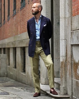 С чем носить темно-бирюзовые классические брюки в 30 лет мужчине в теплую погоду: Темно-синий двубортный пиджак в паре с темно-бирюзовыми классическими брюками поможет создать модный и мужественный лук. Почему бы не привнести в этот лук немного небрежности с помощью темно-коричневых замшевых лоферов?