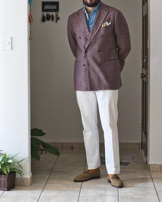 С чем носить горчичные носки в 30 лет мужчине: Дуэт пурпурного двубортного пиджака и горчичных носков позволит выглядеть стильно, а также выразить твой личный стиль. Теперь почему бы не добавить в повседневный лук чуточку консерватизма с помощью оливковых замшевых лоферов?