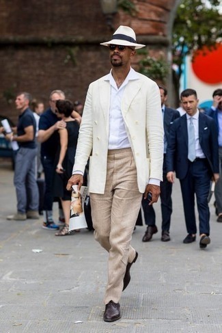 Какие оксфорды носить с светло-коричневыми классическими брюками в теплую погоду в деловом стиле: Белый двубортный пиджак и светло-коричневые классические брюки — замечательный пример строгого мужского стиля. Создать стильный контраст с остальными вещами из этого образа помогут оксфорды.