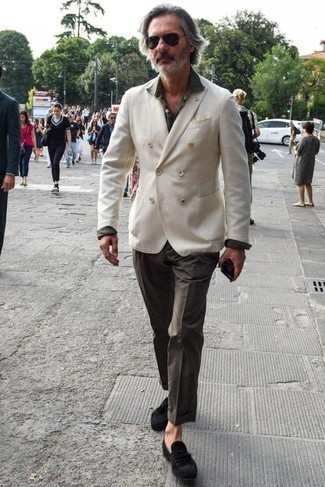 Какие классические брюки носить с белым двубортным пиджаком за 50 лет мужчине: Для воплощения элегантного мужского вечернего ансамбля чудесно подойдет белый двубортный пиджак и классические брюки. Этот образ великолепно дополнят черные замшевые лоферы с кисточками.
