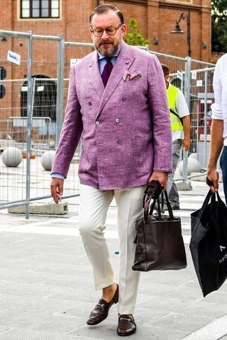 С чем носить фиолетовый двубортный пиджак за 50 лет мужчине: Сочетание фиолетового двубортного пиджака и белых классических брюк — замечательный пример элегантного стиля. Дерзкие мужчины закончат лук темно-коричневыми кожаными лоферами.