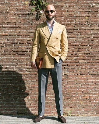 Какие лоферы носить с светло-коричневым двубортным пиджаком мужчине: Светло-коричневый двубортный пиджак в сочетании с серыми классическими брюками позволит составить стильный классический лук. Ты можешь легко приспособить такой образ к повседневным нуждам, надев лоферами.