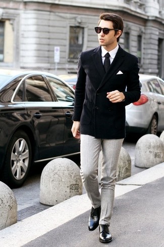 С чем носить черный галстук в 30 лет мужчине в деловом стиле: Черный двубортный пиджак в паре с черным галстуком поможет создать стильный и привлекательный лук. Этот образ неплохо дополнят черные кожаные туфли дерби.