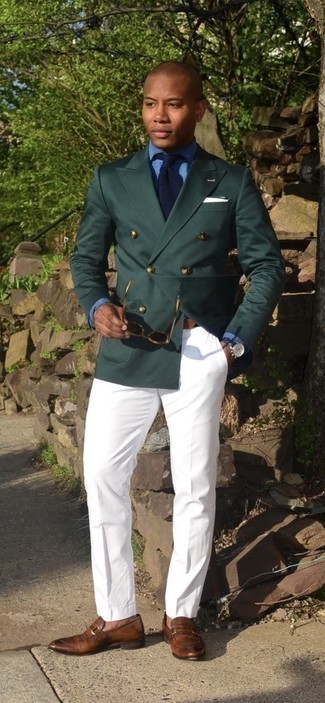 С чем носить темно-зеленый двубортный пиджак мужчине в деловом стиле: Темно-зеленый двубортный пиджак и белые классические брюки помогут создать изысканный мужской образ. Чтобы ансамбль не получился слишком претенциозным, можешь надеть коричневые кожаные лоферы.