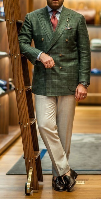 С чем носить темно-зеленый пиджак в шотландскую клетку мужчине в деловом стиле: Несмотря на то, что этот ансамбль выглядит довольно сдержанно, тандем темно-зеленого пиджака в шотландскую клетку и бежевых классических брюк приходится по душе стильным молодым людям, а также пленяет дамские сердца. Темно-коричневые кожаные лоферы с кисточками прекрасно впишутся в образ.