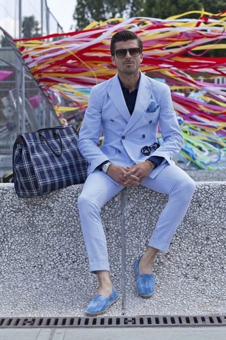 С чем носить белый пиджак в вертикальную полоску мужчине в деловом стиле: Белый пиджак в вертикальную полоску в сочетании с бело-синими классическими брюками в вертикальную полоску поможет воплотить строгий мужской стиль. Почему бы не привнести в этот лук чуточку фривольности с помощью синих эспадрилий из плотной ткани?