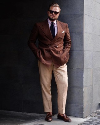 Как носить бело-темно-синюю классическую рубашку в вертикальную полоску с светло-коричневыми классическими брюками мужчине: Бело-темно-синяя классическая рубашка в вертикальную полоску и светло-коричневые классические брюки — прекрасный пример изысканного мужского стиля в одежде. Переходя к обуви, можно закончить образ темно-коричневыми кожаными лоферами с кисточками.
