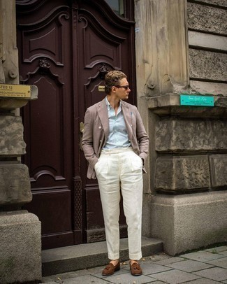 Какие двубортные пиджаки носить с бело-пурпурной классической рубашкой мужчине: Двубортный пиджак и бело-пурпурная классическая рубашка — хороший пример элегантного стиля. В качестве обуви сюда просятся темно-коричневые замшевые лоферы с кисточками.