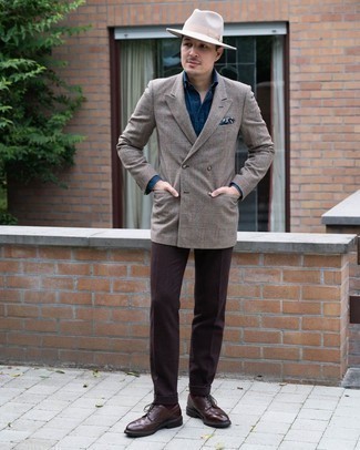 Как носить классические брюки с брогами в 30 лет: Коричневый двубортный пиджак в шотландскую клетку в сочетании с классическими брюками позволит составить незабываемый мужской образ. Закончи лук брогами, если боишься, что он получится слишком зализанным.
