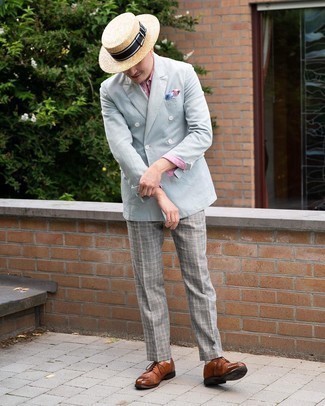 С чем носить бежевую соломенную шляпу в 30 лет мужчине лето в деловом стиле: Если ты любишь одеваться модно, чувствуя себя при этом комфортно и нескованно, стоит примерить это сочетание голубого двубортного пиджака и бежевой соломенной шляпы. Думаешь привнести сюда нотку классики? Тогда в качестве обуви к этому ансамблю, выбирай коричневые кожаные туфли дерби. Подобное сочетание одежды обеспечивает свободу движений в жару.